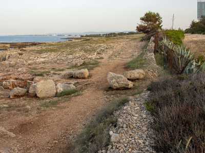 Ma noi continuiamo, circumnavigando la caletta e ritornando a costeggiare il litorale, che da questo punto in poi si innalza prepotentemente, diventando impervio e inaccessibile